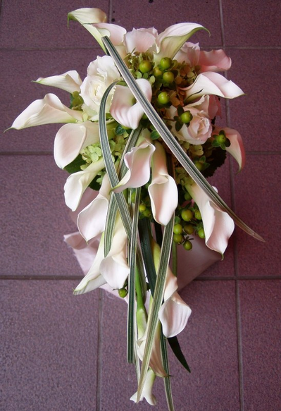 名古屋市千種区の花屋グラッシーのキャスケードブーケCa30 名古屋市千種区の花屋グラッシーのキャスケードブーケCa30